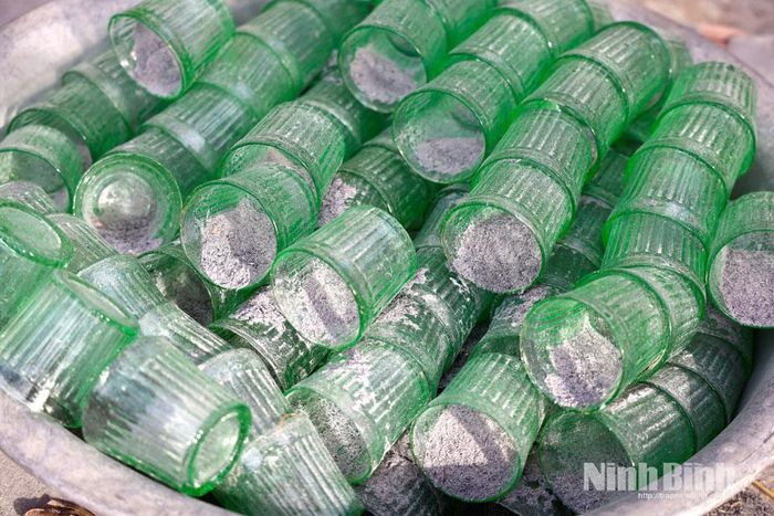 Những chiếc cốc thủy tinh sau 12 giờ ủ trong tro.