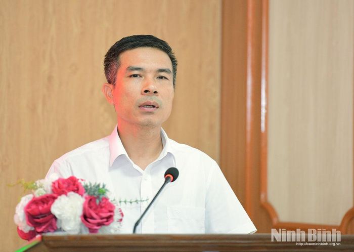 Đồng chí Nguyễn Thanh Bình, Phó Giám đốc Sở Công Thương phát biểu tham luận tại hội thảo.