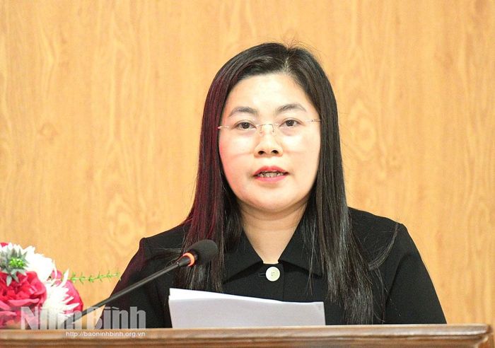 Đồng chí Tạ Hoàng Minh, Phó Hiệu trưởng Trường Chính trị tỉnh phát biểu đề dẫn hội thảo.