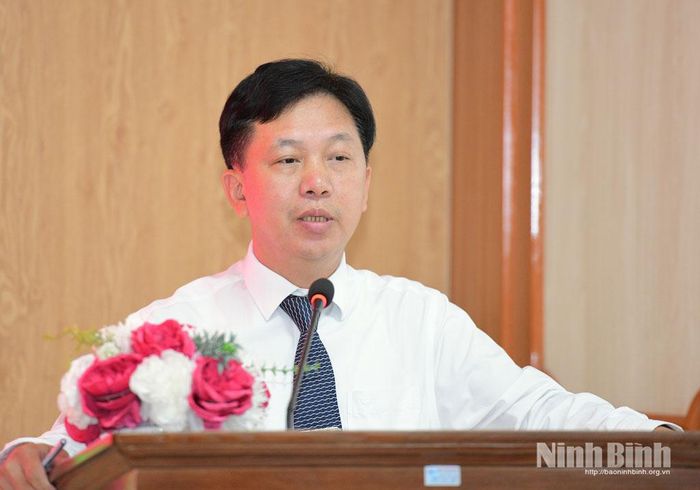 Đồng chí Vũ Ngọc Hoàng, Phó Hiệu trưởng Trường Chính trị tỉnh phát biểu tham luận tại hội thảo.
