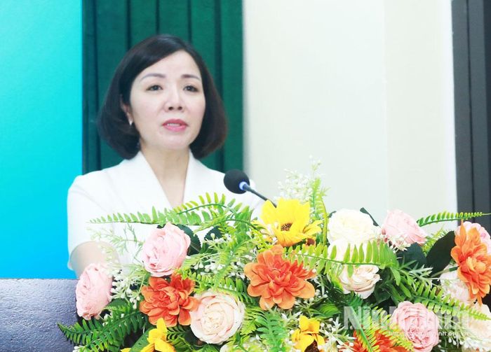 Đồng chí Đào Thị Hòa, Tỉnh ủy viên, Phó Chủ tịch Ủy ban MTTQ Việt Nam tỉnh, Chủ tịch Hội LHPN tỉnh phát biểu tại hội nghị.