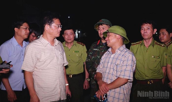 Đồng chí Phó Chủ tịch UBND tỉnh Trần Anh Dũng nghe lãnh đạo phường Tam Chúc báo cáo tình hình vụ cháy rừng.