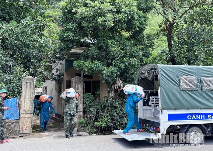 Lực lượng chức năng hỗ trợ các hộ dân sinh sống dưới chân núi Cao San, tổ dân phố Đoài di dời tài sản tới nơi an toàn.