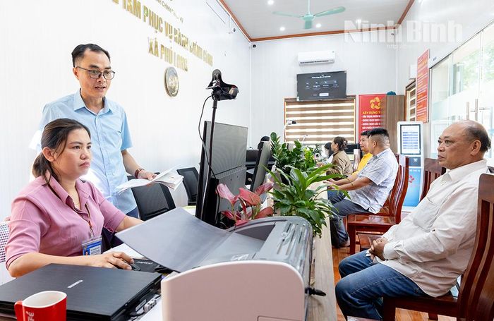 Trung tâm Phục vụ hành chính công xã Phú Long được đầu tư trang thiết bị đồng bộ, hiện đại.