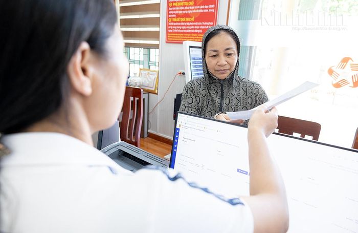 Thái độ phục vụ ân cần, chuyên nghiệp của đội ngũ chuyên viên mang lại sự hài lòng cho công dân.