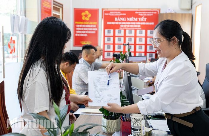 Mọi thủ tục hành chính được giải quyết nhanh gọn, minh bạch.