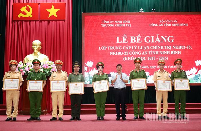 Lãnh đạo Trường Chính trị tỉnh trao Giấy khen cho các học viên đạt thành tích xuất sắc trong học tập và rèn luyện.