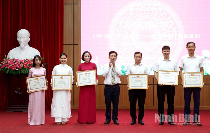 Lãnh đạo Trường Chính trị tỉnh trao Giấy khen cho các học viên có thành tích xuất sắc.