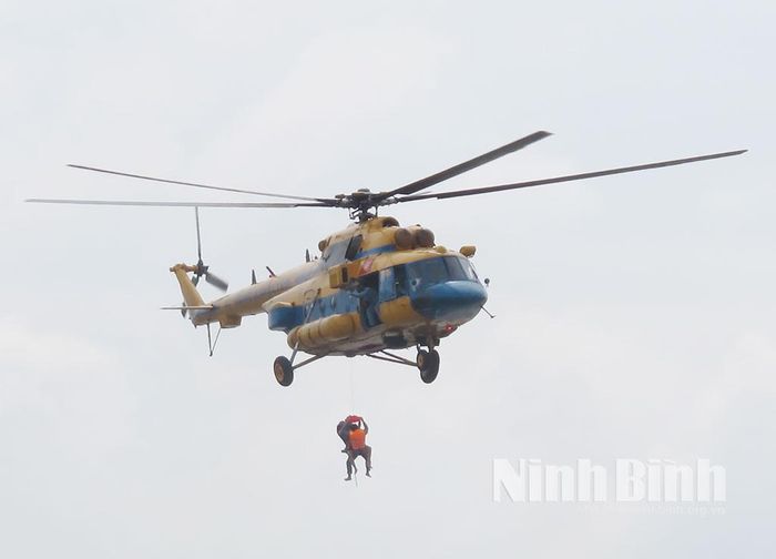 Lực lượng không quân tìm kiếm, cứu nạn người gặp nạn trên biển.