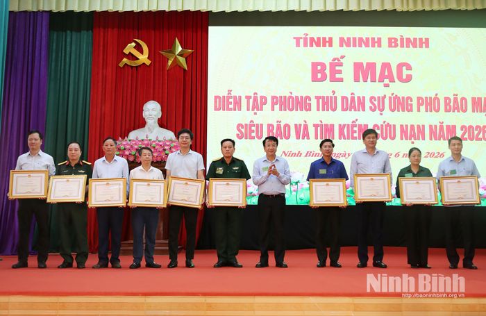 Các tập thể có thành tích xuất sắc được nhận Bằng khen của Chủ tịch UBND tỉnh.