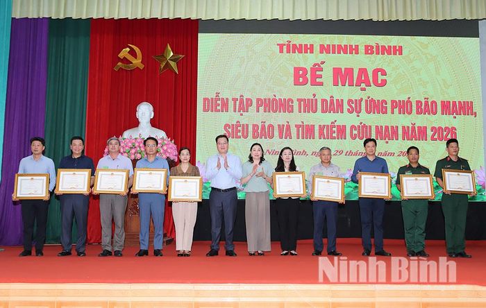 Các cá nhân có thành tích xuất sắc trong diễn tập Phòng thủ dân sự tỉnh Ninh Bình năm 2026 được nhận Bằng khen của Chủ tịch UBND tỉnh.