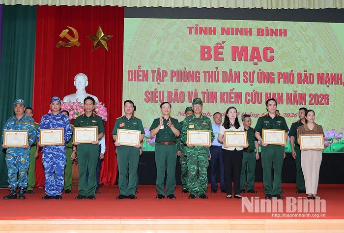 Các tập thể có thành tích xuất sắc trong diễn tập Phòng thủ dân sự tỉnh Ninh Bình năm 2026 được nhận Bằng khen của Bộ Tư lệnh Quân khu 3.