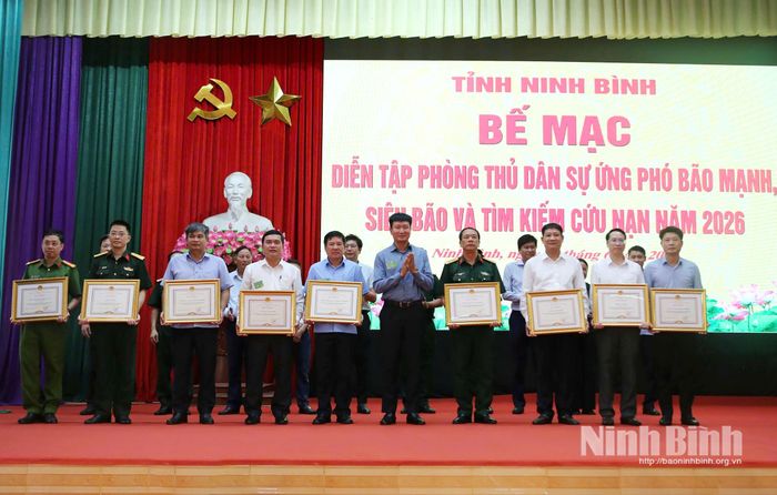 Đồng chí Bí thư Tỉnh ủy Trần Huy Tuấn trao Bằng khen cho các tập thể có thành tích xuất sắc trong Diễn tập Phòng thủ dân sự ứng phó bão mạnh, siêu bão và tìm kiếm cứu nạn năm 2026.