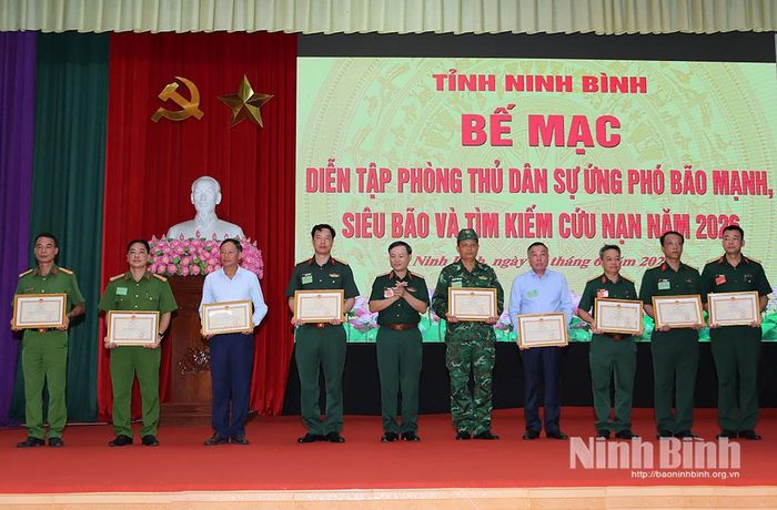 Các cá nhân có thành tích xuất sắc được nhận Bằng khen của Bộ Tư lệnh Quân khu 3.