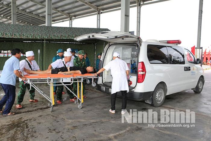 Cấp cứu người bị nạn trên biển đưa về bệnh viện dã chiến.
