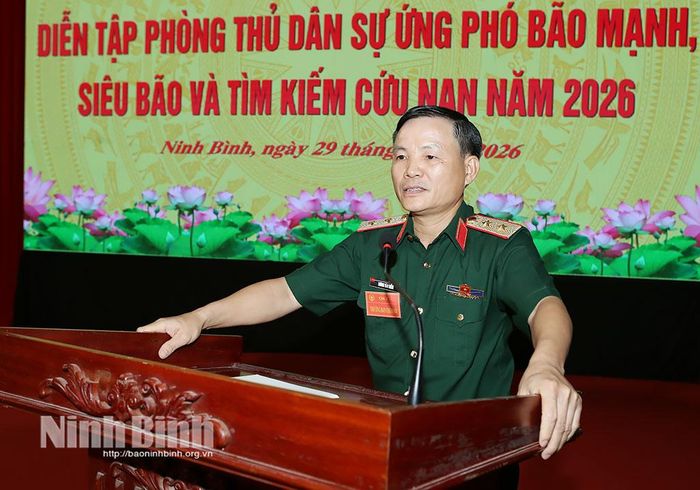 Đồng chí Trung tướng Lương Văn Kiểm, Tư lệnh Quân khu 3 phát biểu tại hội nghị .