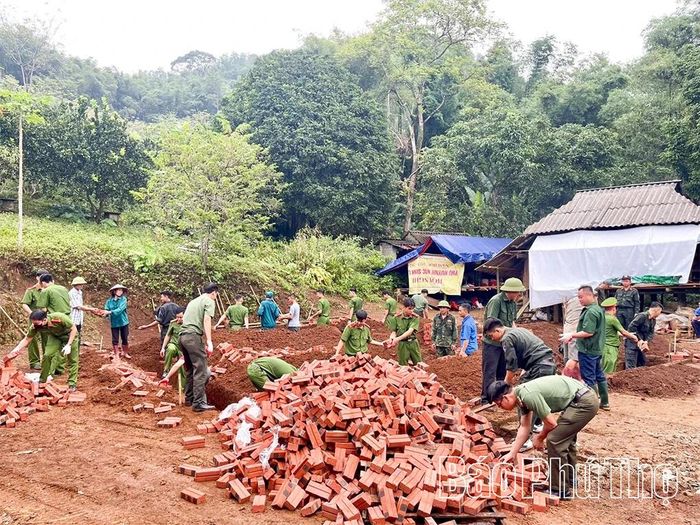 Lực lượng Công an xã Đà Bắc tích cực tham gia ngày công giúp đỡ các gia đình có hoàn cảnh khó khăn xóa nhà tạm, nhà dột nát.