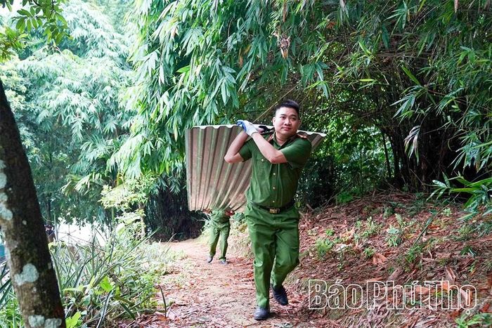 Lực lượng Công an xã Tiền Phong phát huy vai trò nòng cốt trong tham gia giúp người dân sửa chữa nhà, ổn định cuộc sống sau thiên tai.