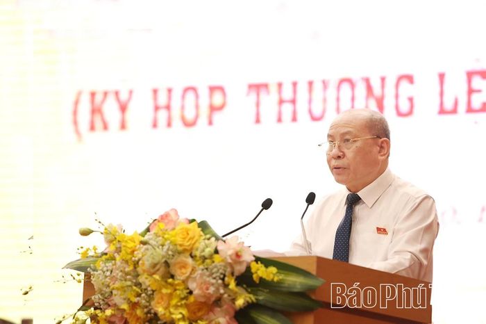 Đồng chí Chủ tịch HĐND tỉnh Bùi Đức Hinh phát biểu khai mạc kỳ họp.