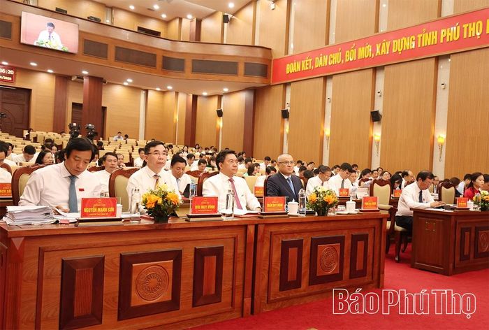 Các đồng chí lãnh đạo tỉnh cùng các đại biểu dự kỳ họp.