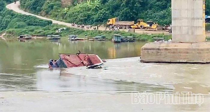 Vị trí vụ TNGT đường thủy được cho là sát trụ T5 thuộc khu vực sửa chữa cầu Sông Lô.