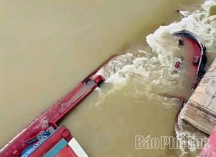 Một phần mũi tàu hàng đã chìm xuống nước.