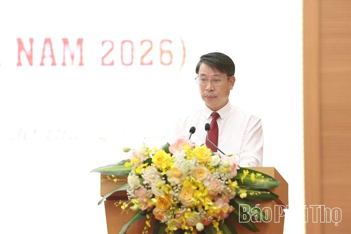 Phó Chủ tịch UBND tỉnh Nguyễn Khắc Hiếu trình bày nhóm các tờ trình liên quan đến chế độ chính sách và giáo dục đào tạo.