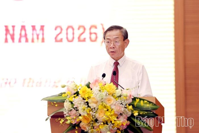 Đồng chí Đinh Công Thực - Ủy viên Ban Thường vụ Tỉnh ủy, Phó Chủ tịch Thường trực Ủy ban MTTQ Việt Nam tỉnh trình bày tóm tắt Báo cáo tổng hợp ý kiến, kiến nghị của cử tri và Nhân dân.