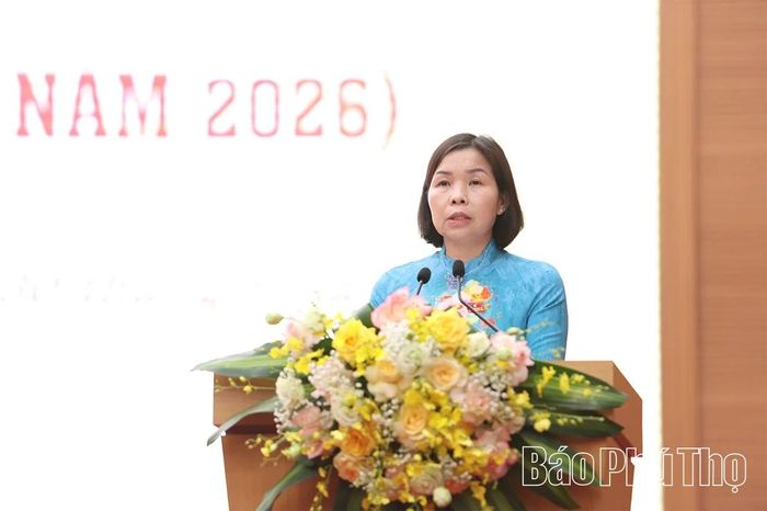 Phó Chủ tịch UBND tỉnh Phùng Thị Kim Nga trình bày nhóm các tờ trình trong lĩnh vực pháp chế và văn hóa - xã hội.
