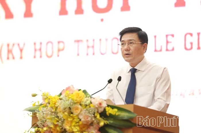 Phó Chủ tịch UBND tỉnh Vũ Việt Văn trình bày nhóm các tờ trình liên quan đến lĩnh vực đô thị, nhà ở và đầu tư.