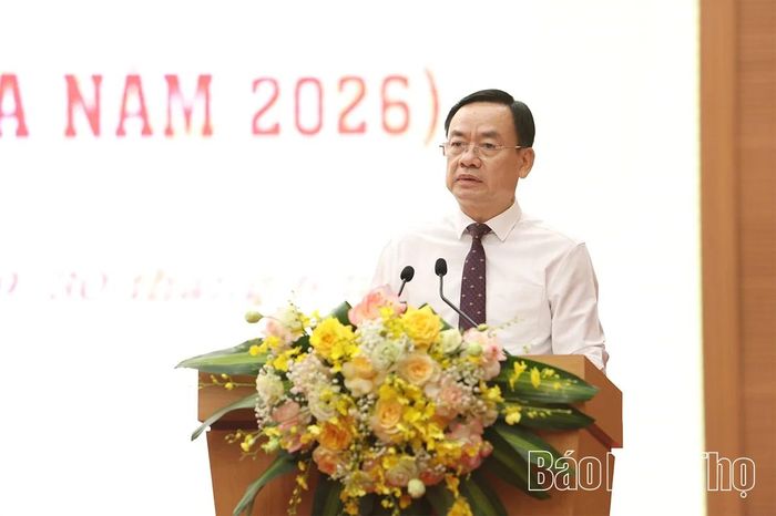 Phó Chủ tịch UBND tỉnh Quách Tất Liêm trình bày nhóm các tờ trình liên quan đến nông nghiệp – môi trường và kinh tế đối ngoại.