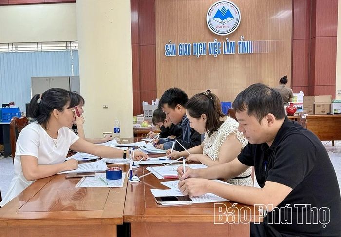 Cán bộ Trung tâm Dịch vụ việc làm Phú Thọ tư vấn, giới thiệu việc làm phù hợp cho người lao động.