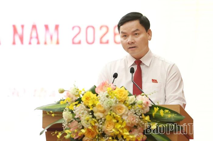 Trưởng Ban Dân tộc Bùi Văn Chúc trình bày Báo cáo kết quả thẩm tra các báo cáo, dự thảo nghị quyết trình tại Kỳ họp.