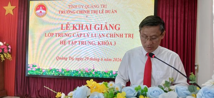 Lãnh đạo Trường Chính trị Lê Duẩn phát biểu tại lễ khai giảng - Ảnh: H.Đ