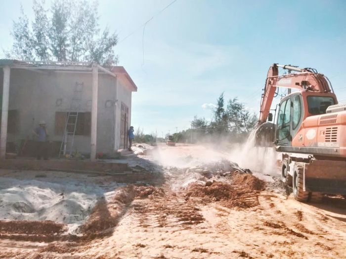 Qua công tác vận động, tuyên truyền, nhiều hộ dân đã đồng thuận bàn giao mặt bằng - Ảnh: B.T