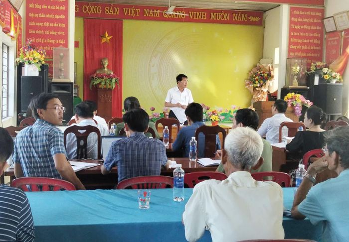 Lãnh đạo UBND phường Đồng Hới gặp gỡ, đối thoại, vận động người dân đồng thuận bàn giao mặt bằng - Ảnh: B.T