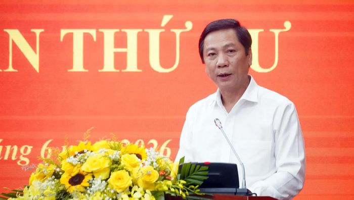 Đồng chí Hoàng Nam, Phó Chủ tịch Thường trực UBND tỉnh trình bày báo cáo tình hình kinh tế-xã hội - Ảnh: N.M