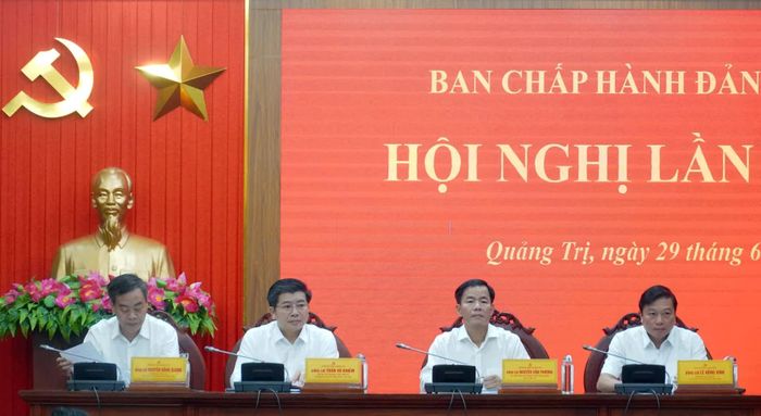 Các đồng chí Thường trực Tỉnh ủy điều hành hội nghị - Ảnh: N.M