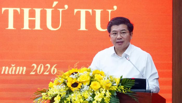 Đồng chí Trần Vũ Khiêm, Phó Bí thư Thường trực Tỉnh ủy, Trưởng đoàn đại biểu Quốc hội tỉnh trình bày báo cáo công tác xây dựng Đảng - Ảnh: N.M