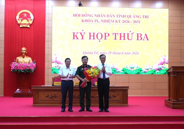 Các đồng chí lãnh đạo tỉnh tặng hoa cho đồng chí Hoàng Xuân Đông, nguyên Phó Chỉ huy trưởng Bộ Chỉ huy Quân sự tỉnh - Ảnh: T.Đ