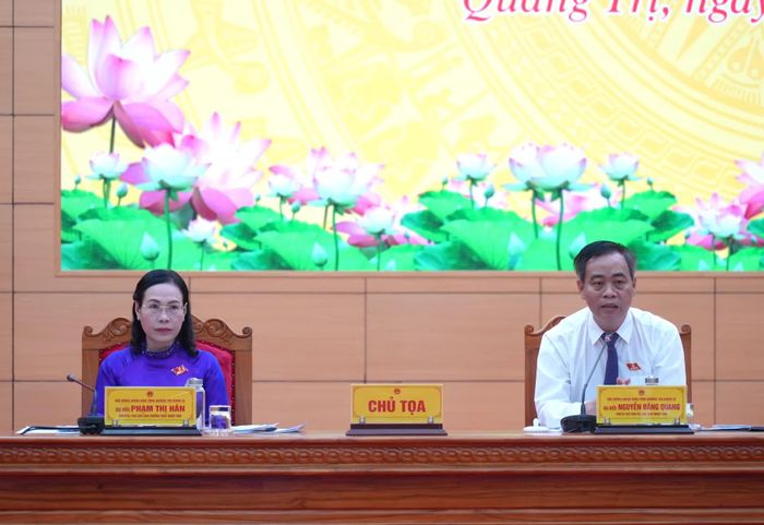 Đồng chí Nguyễn Đăng Quang, Chủ tịch HĐND tỉnh và đồng chí Phạm Thị Hân, Phó Chủ tịch Thường trực HĐND tỉnh chủ trì, điều hành kỳ họp - Ảnh: T.Đ
