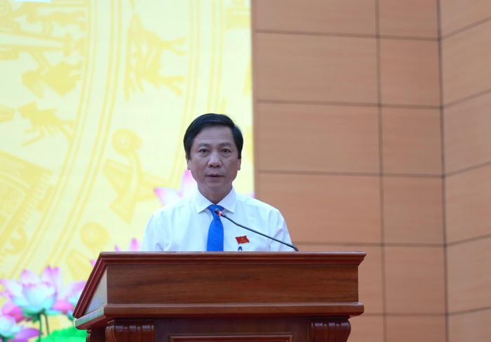 Đồng chí Hoàng Nam, Phó Chủ tịch Thường trực UBND tỉnh trình bày các tờ trình tại kỳ họp - Ảnh: T.Đ