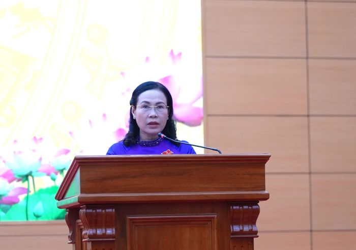 Đồng chí Phạm Thị Hân, Phó Chủ tịch Thường trực HĐND tỉnh điều hành kỳ họp - Ảnh: T.Đ