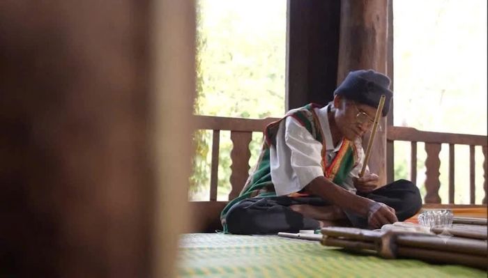 Nghệ nhân Hồ Văn Chôn ở thôn Kỳ Tăng, xã Lìa với công việc chế tác khèn bè - Ảnh: A.T