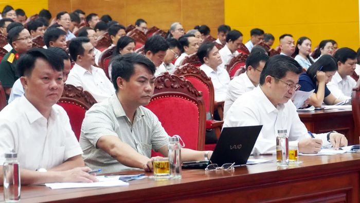 Đồng chí Trần Vũ Khiêm, Phó Bí thư Thường trực Tỉnh ủy, Trưởng đoàn đại biểu Quốc hội tỉnh và các đại biểu dự hội nghị tại điểm cầu tỉnh Quảng Trị - Ảnh: N.M