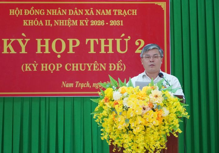 Đồng chí Bí thư Đảng ủy, Chủ tịch HĐND xã Nam Trạch Trần Văn Thăng phát biểu bế mạc kỳ họp - Ảnh: L.M