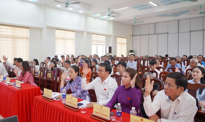 Đại biểu biểu quyết thông qua các dự thảo nghị quyết tại kỳ họp - Ảnh: L.M