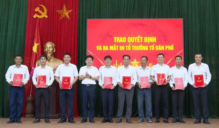 Trao quyết định cho các tổ trưởng tổ dân phố mới - Ảnh: T.S