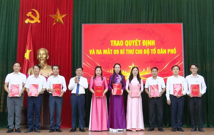 Đại diện lãnh đạo Đảng ủy phường Ba Đồn trao quyết định cho các bí thư chi bộ 9 tổ dân phố mới - Ảnh: H.L