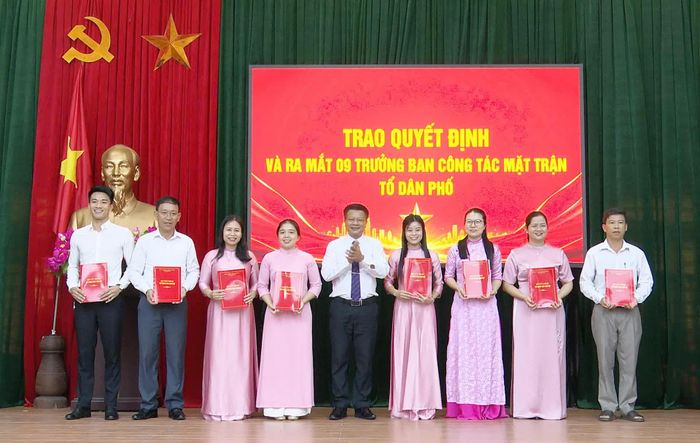 Trao quyết định cho các Trưởng ban công tác Mặt trận 9 tổ dân phố mới - Ảnh: T.S